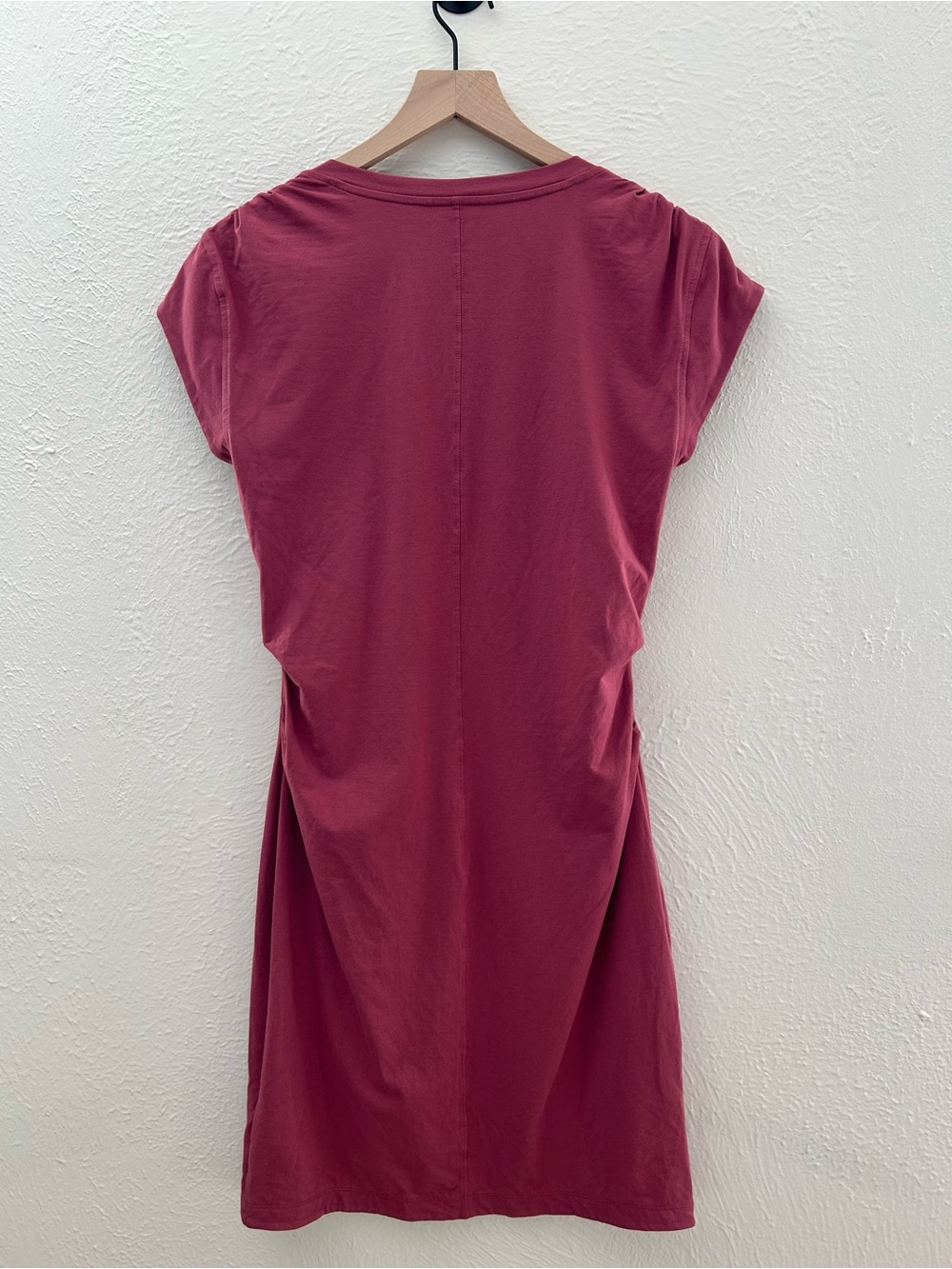 Athleta Effortless Tee Drews in Berry Size Medium Athleisure Sporty Casual - Picture 7 of 9